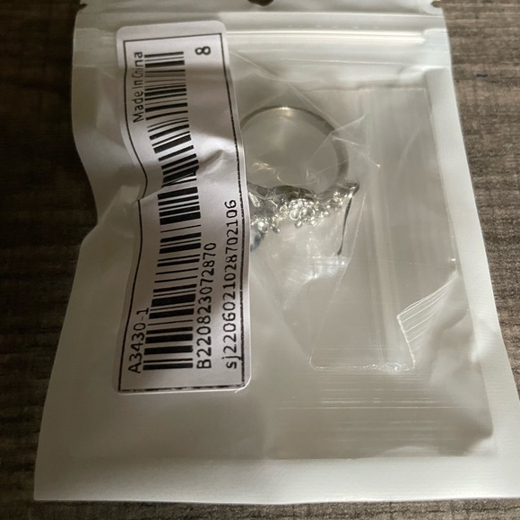 4/$12 Women’s Rhinestone & Flower Decor Size 8 Ring - Picture 6 of 7